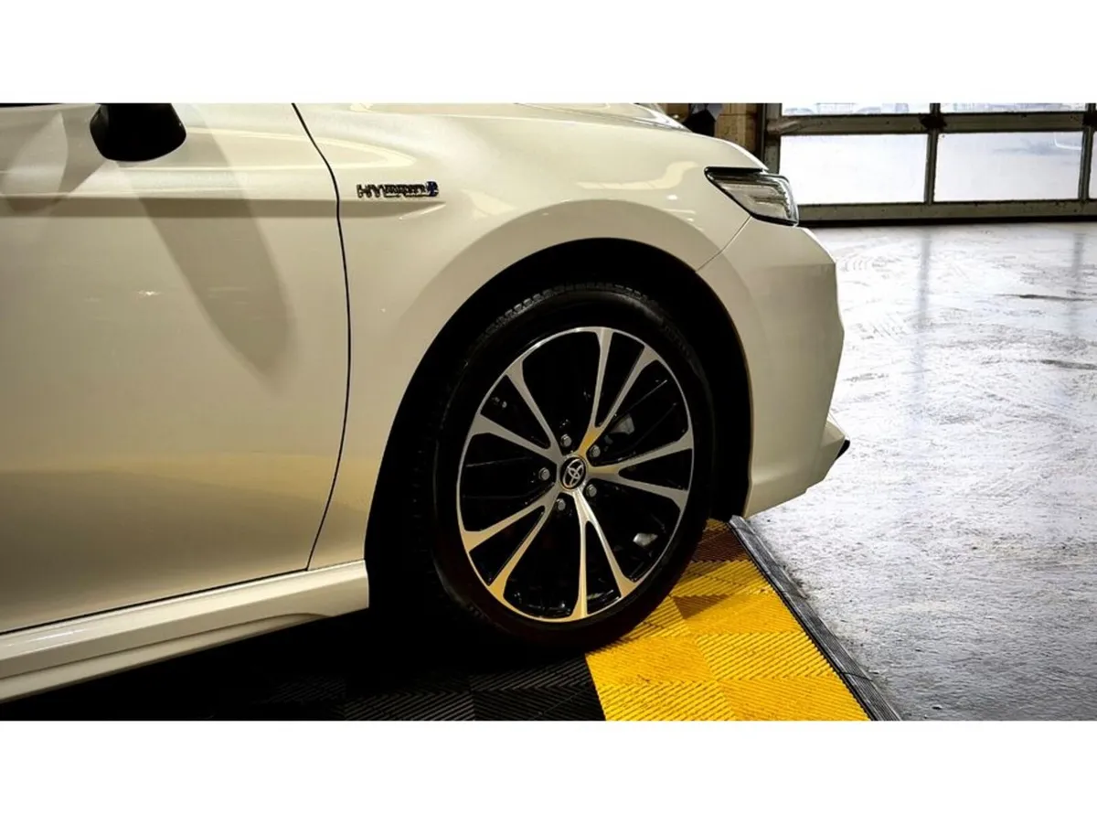 Toyota Camry 4D WS LEATHER PACKAGE - Image 4
