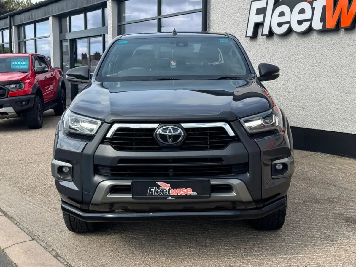 2.8 D-4D Invincible X Pickup Double Cab 4dr Diesel - Image 2
