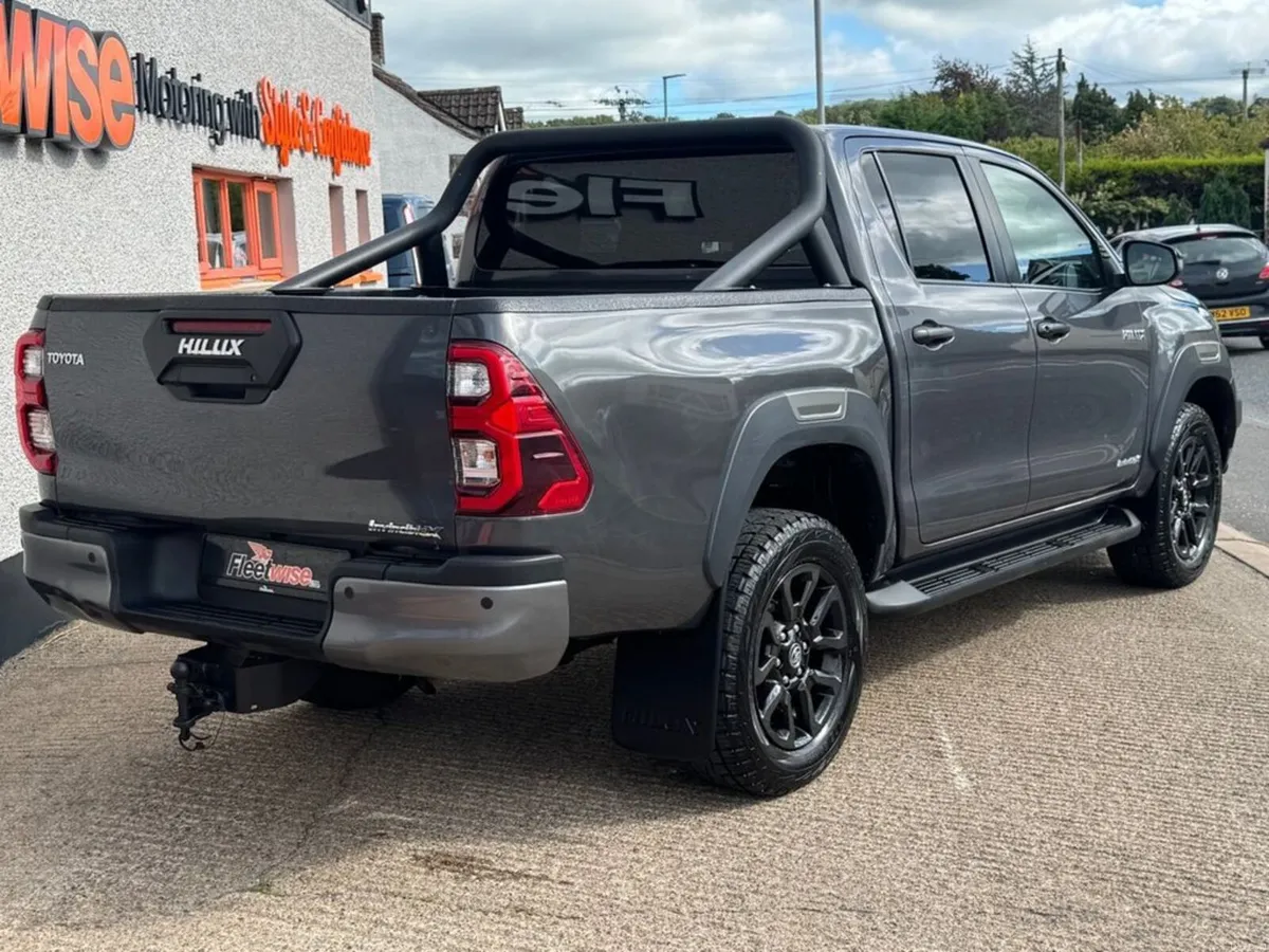 2.8 D-4D Invincible X Pickup Double Cab 4dr Diesel - Image 4