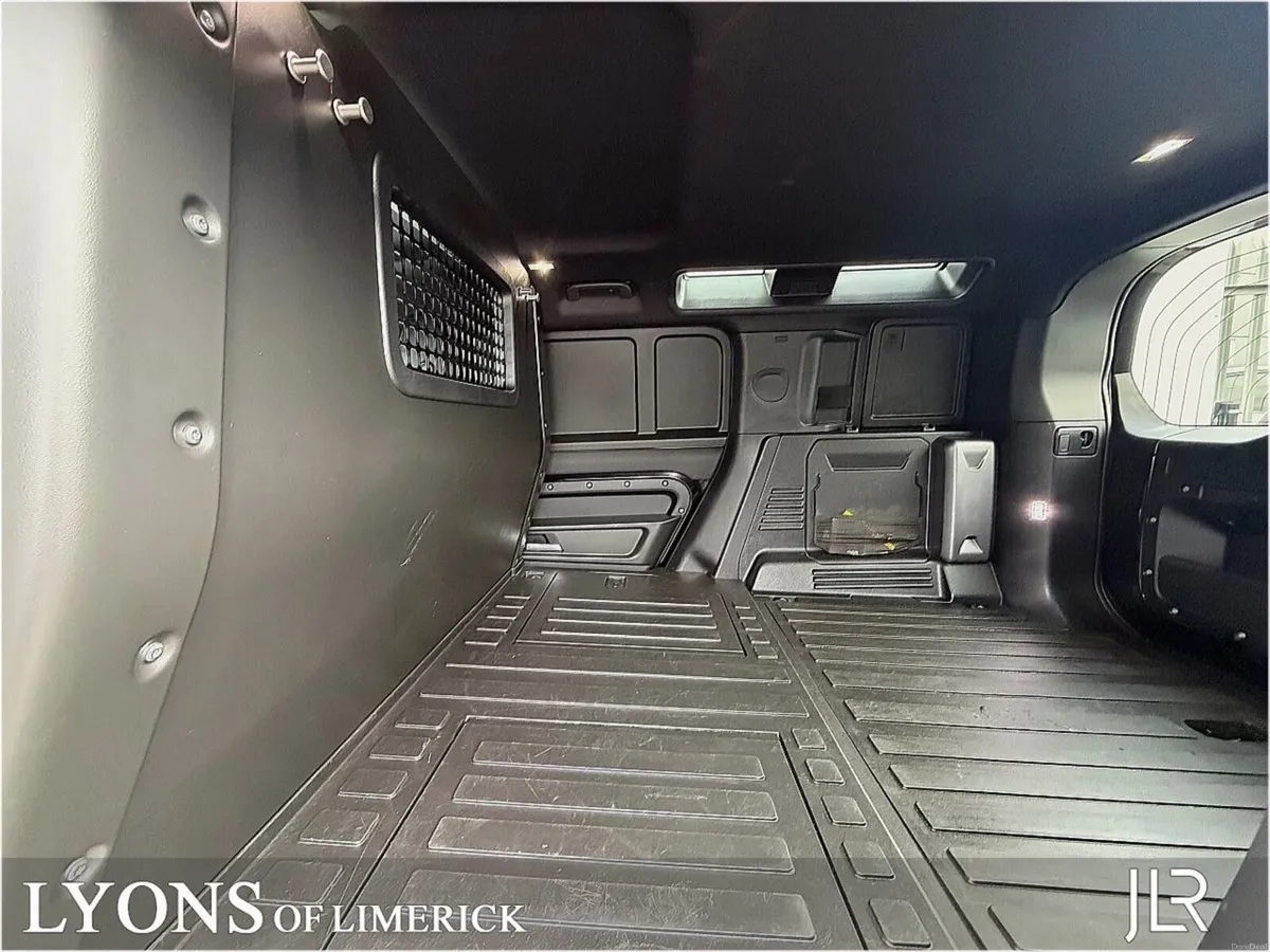 Land Rover Defender 110 3.0D X Dynamic 3 Seater Co - Image 5