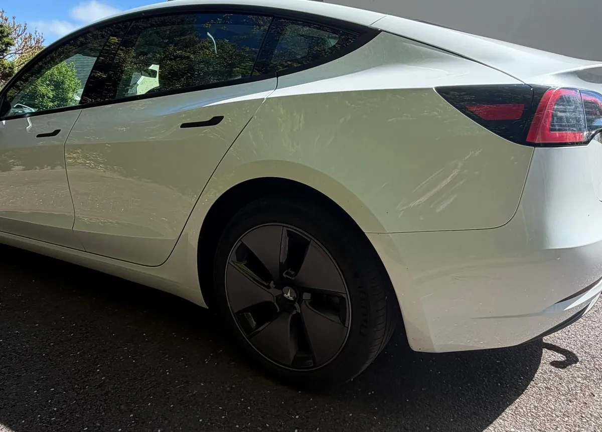 Tesla Model 3 2023 - Image 4