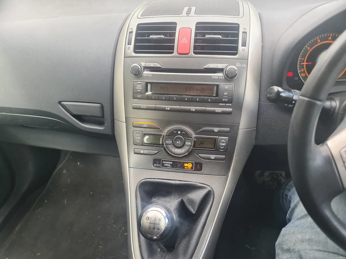 09 Toyota auris NCT 03/27 - Image 2