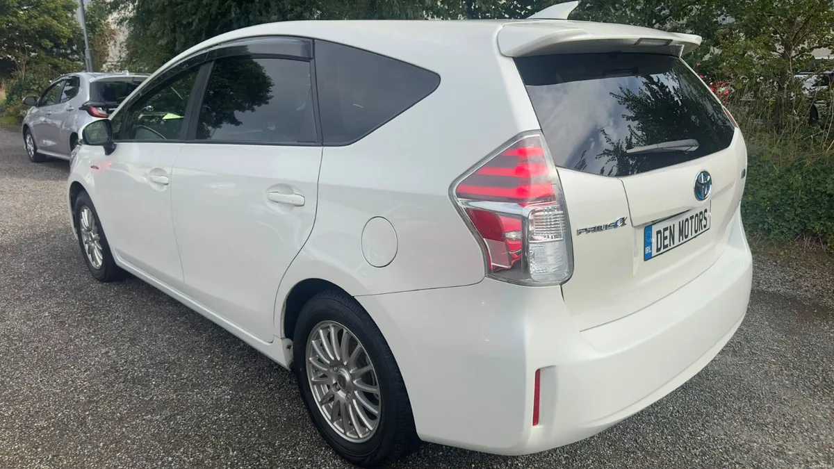 Toyota Prius Hi spec!!! 7 seats - Image 4