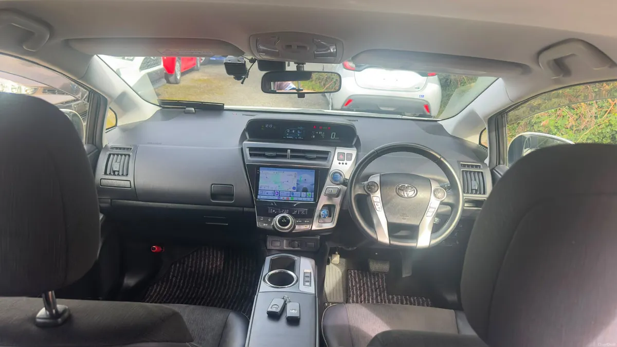 Toyota Prius Hi spec!!! 7 seats - Image 5