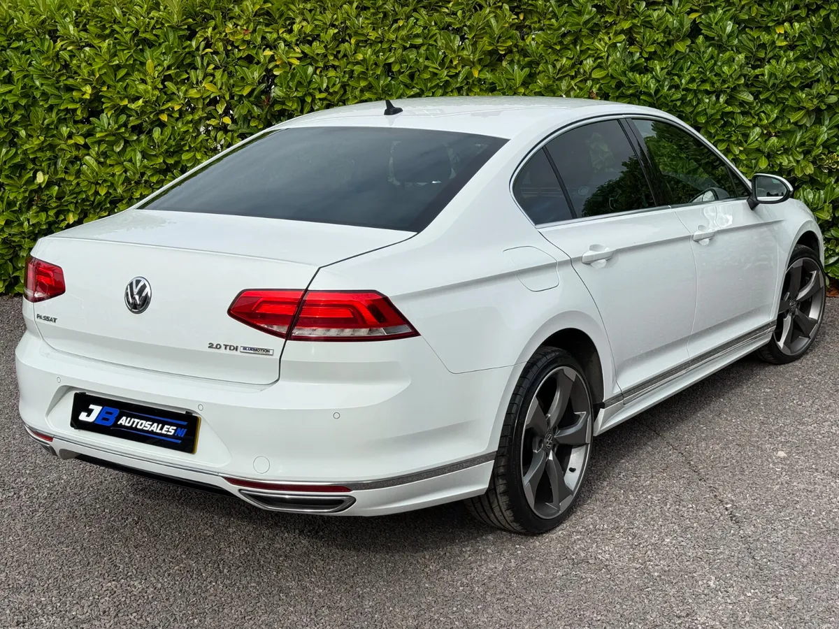 Volkswagen Passat 2.0 TDI **R-LINE** - Image 4