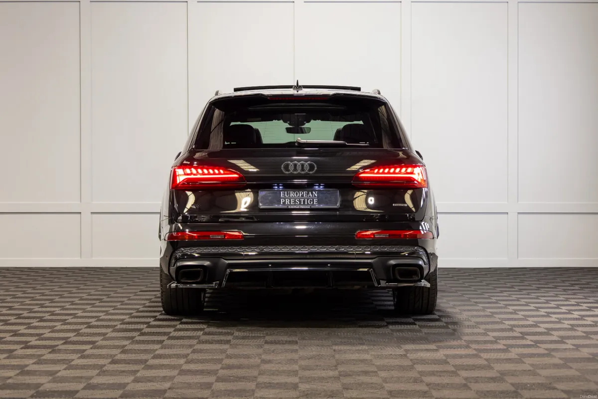 2025 Audi Q7 60 TFSIe Competition - Image 5