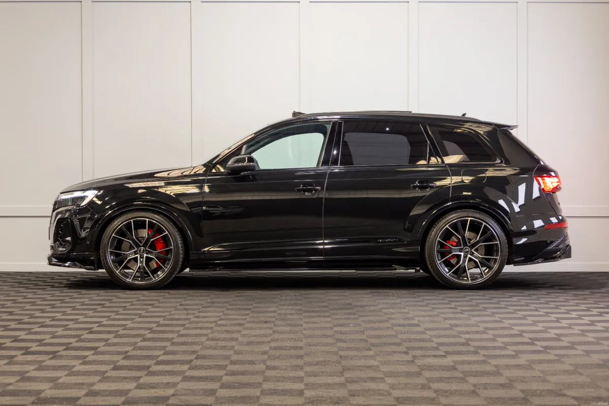 2025 Audi Q7 60 TFSIe Competition - Image 3