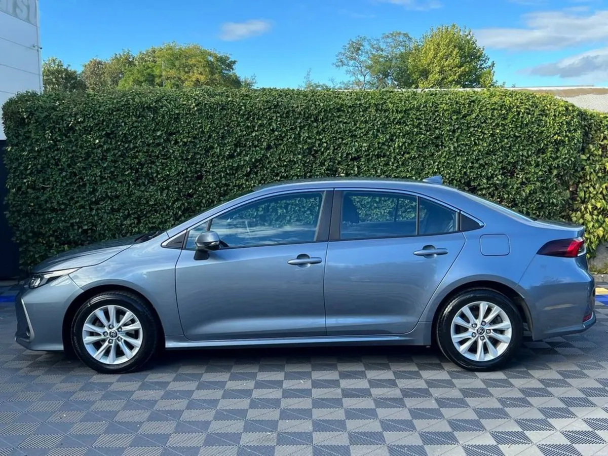 Toyota Corolla 1.8 HYBRID AUTO // ADAPTIVE CRUISE - Image 3