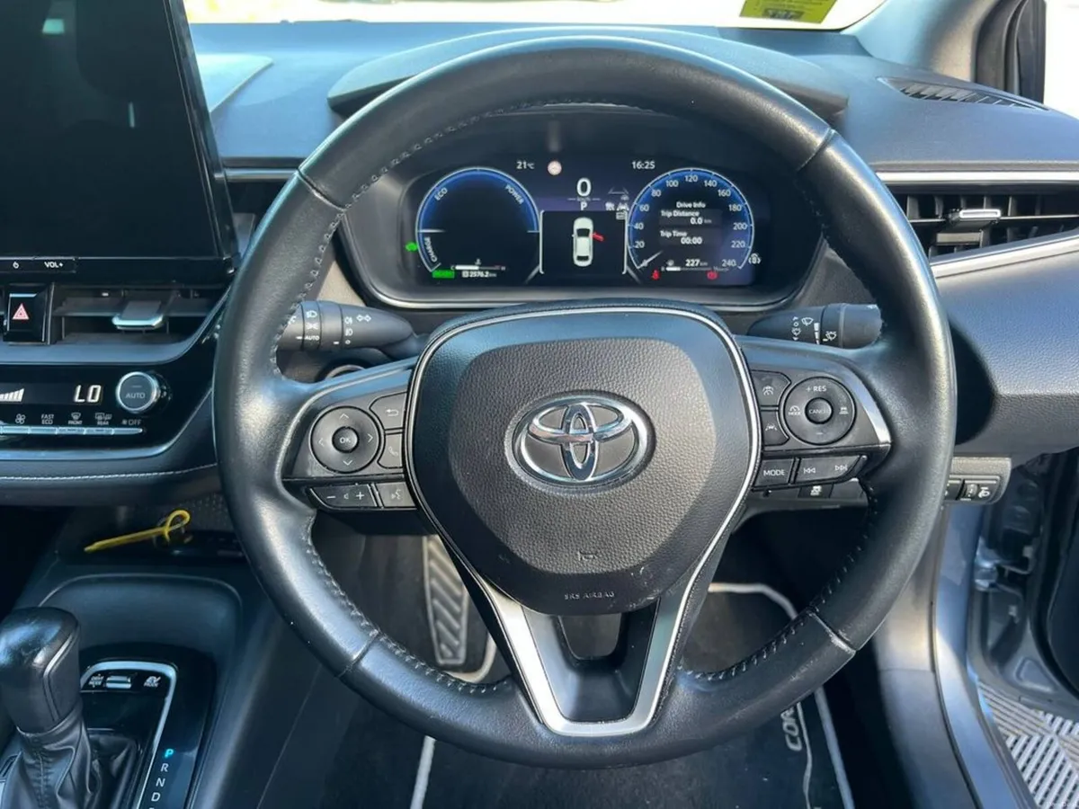 Toyota Corolla 1.8 HYBRID AUTO // ADAPTIVE CRUISE - Image 4