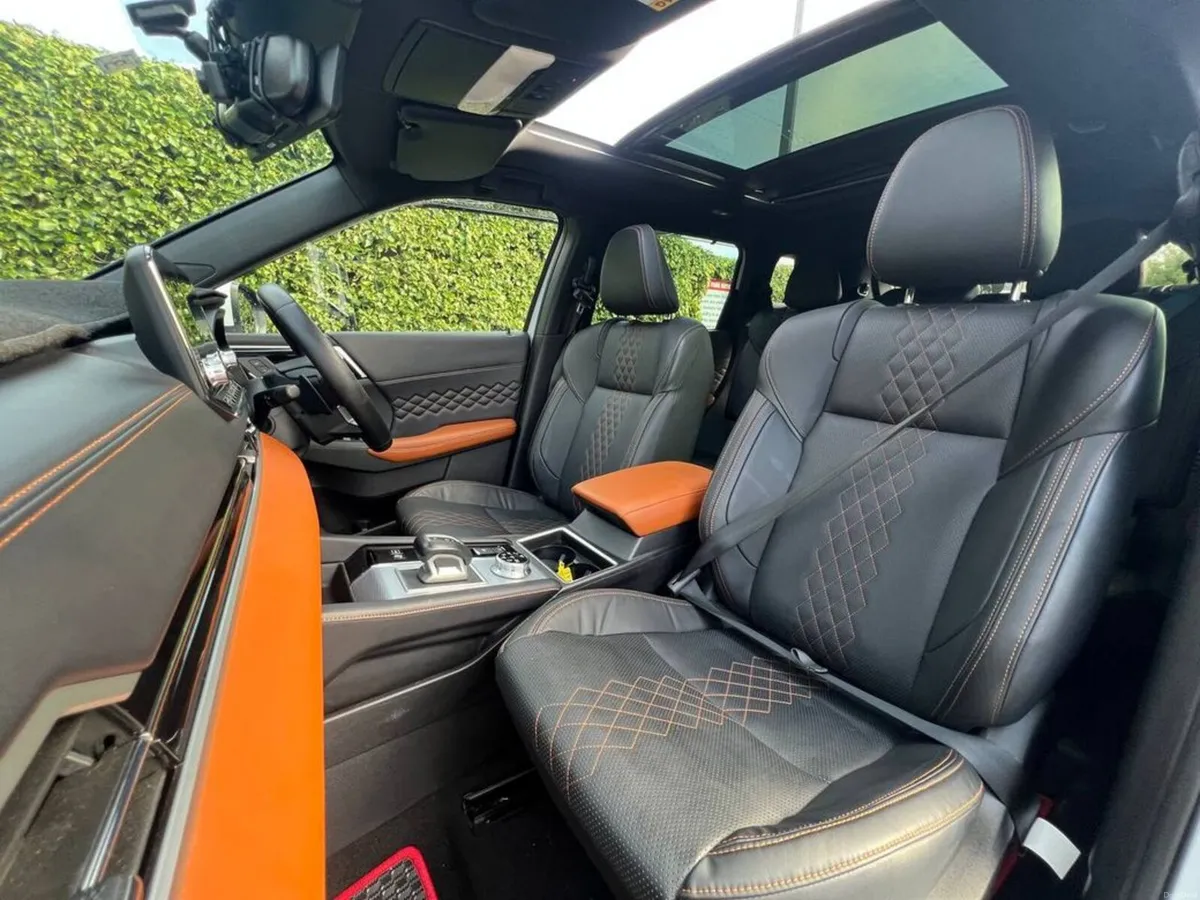 Mitsubishi Outlander 7-SEATER 2.4 HYBRID AUTO ** H - Image 2