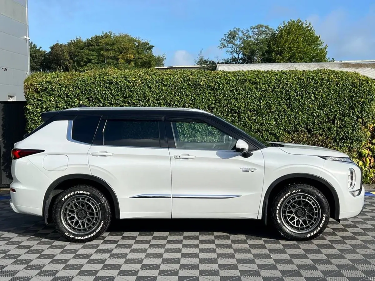 Mitsubishi Outlander 7-SEATER 2.4 HYBRID AUTO ** H - Image 3
