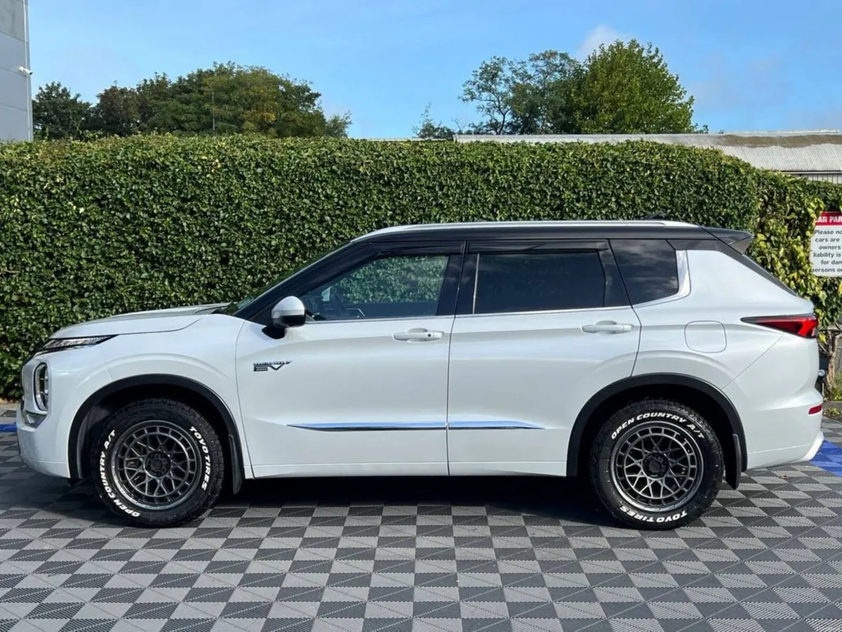 Mitsubishi Outlander 7-SEATER 2.4 HYBRID AUTO ** H - Image 4