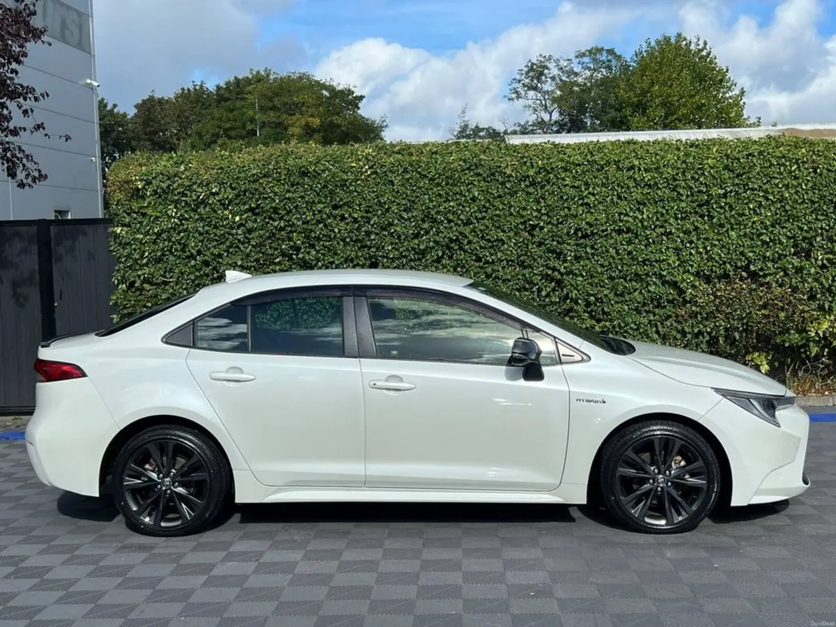 Toyota Corolla WXB 1.8 HYBRID AUTO // HALF LEATHER - Image 2