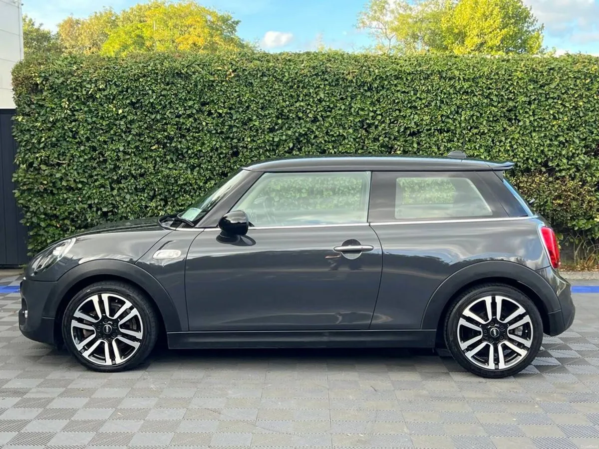 Mini Cooper SD 2.0 AUTO // ADAPTIVE CRUISE CONTROL - Image 3