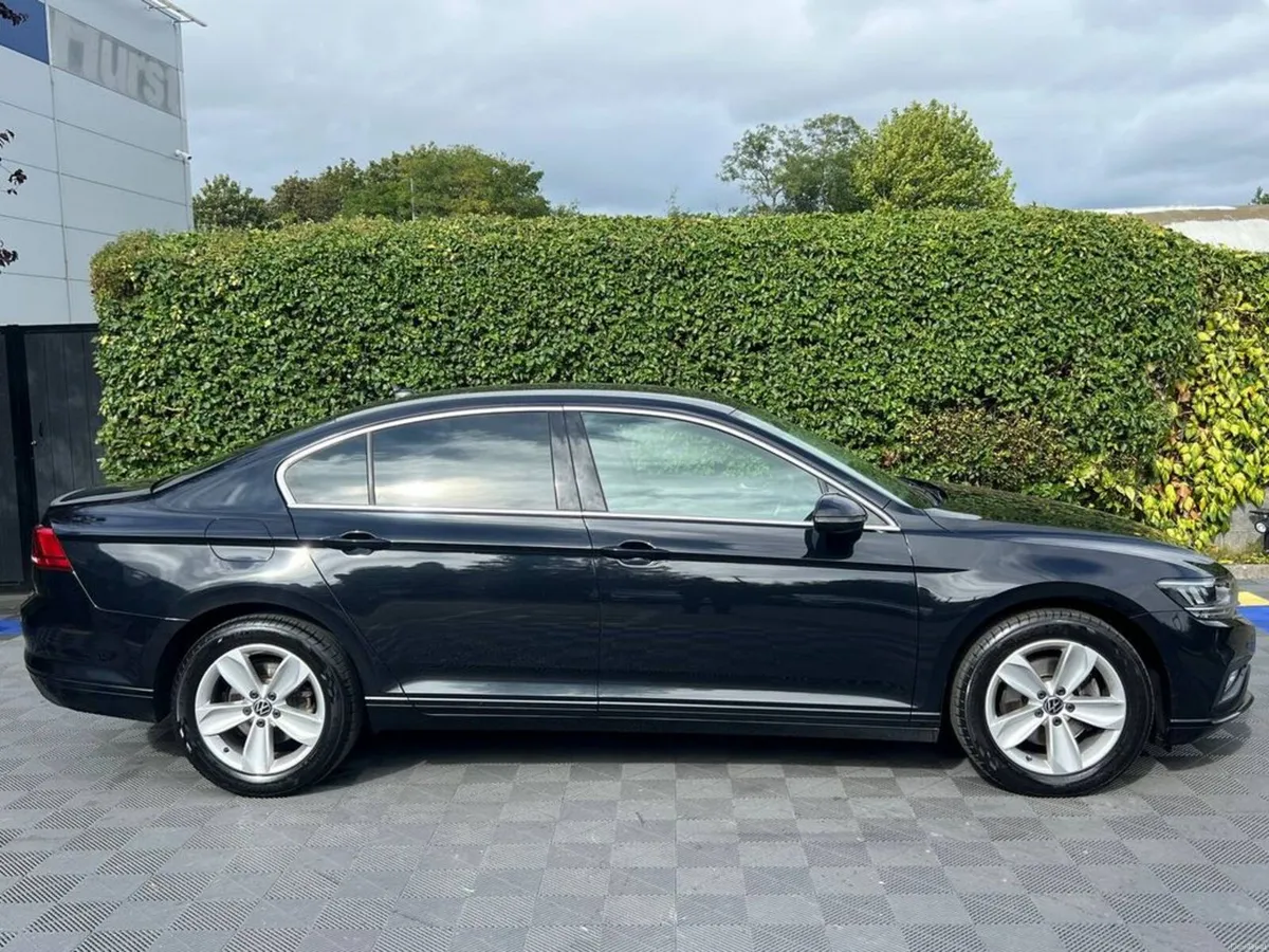 Volkswagen Passat SE NAV 2.0 TDI // APPLE CARPLAY/ - Image 2