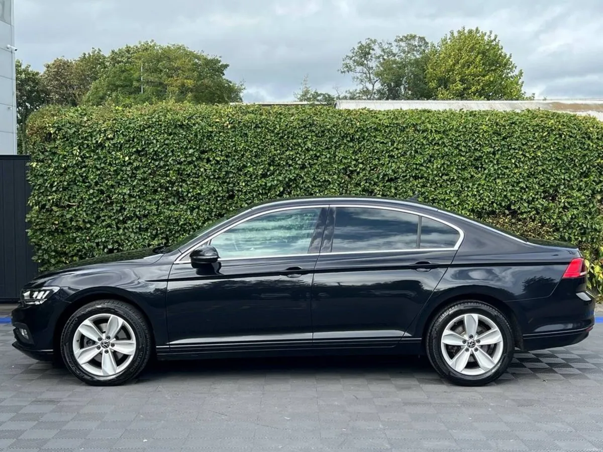 Volkswagen Passat SE NAV 2.0 TDI // APPLE CARPLAY/ - Image 3