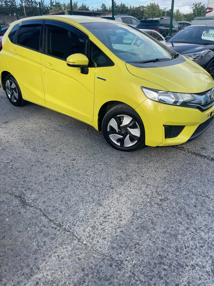 2015 Honda Fit hybrid automatic - Image 2