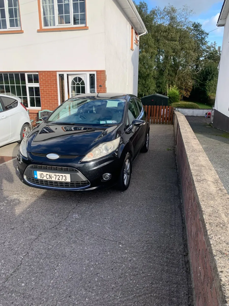 2010 Ford Fiesta - Image 2