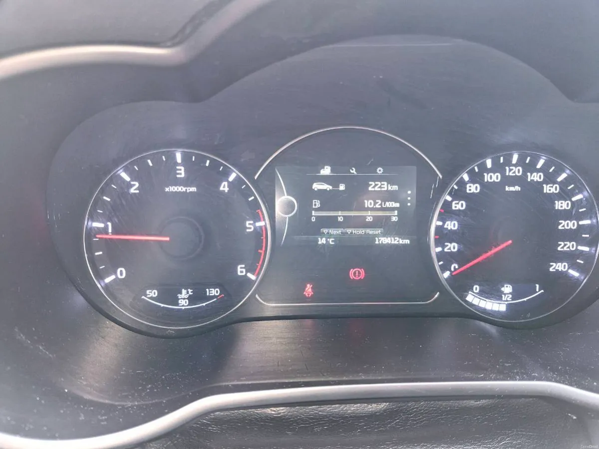 142 kia carens 1.7 platinum top spec - Image 5