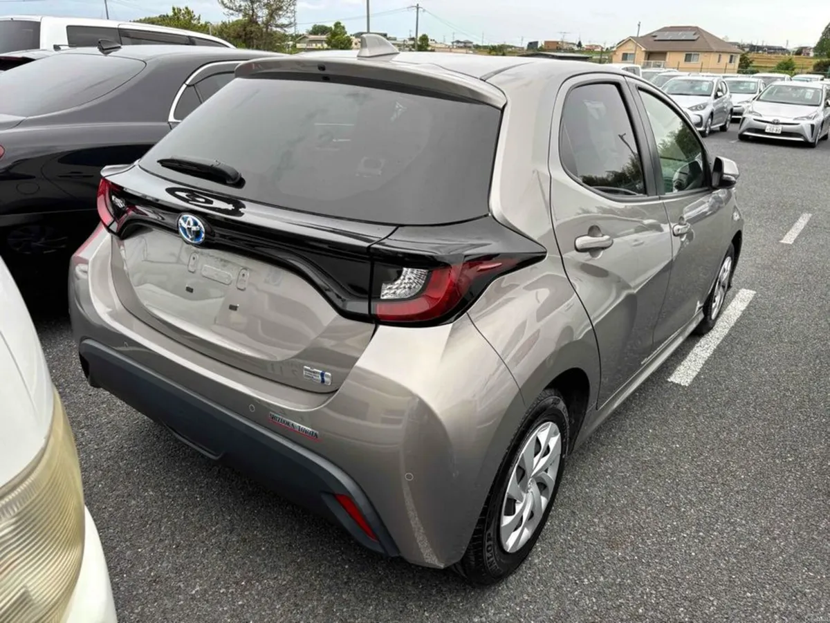 Toyota Yaris HYBRID X - Image 2