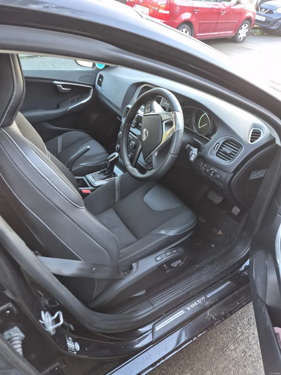 Black Volvo V40 - Image 6