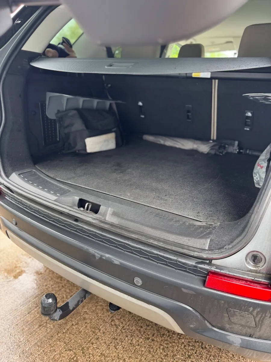 Land Rover Discovery Sport 2023 - Image 4