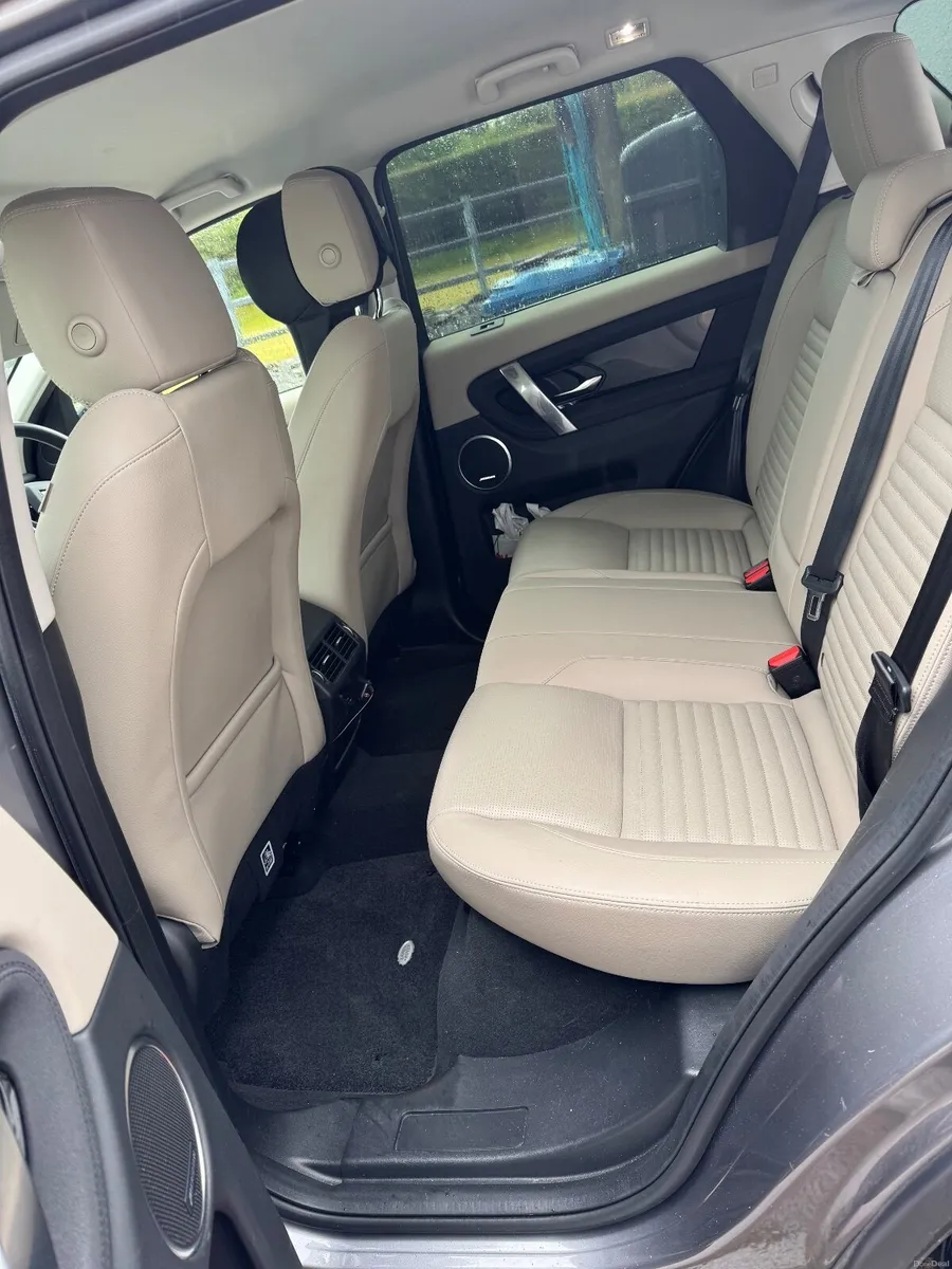 Land Rover Discovery Sport 2023 - Image 6