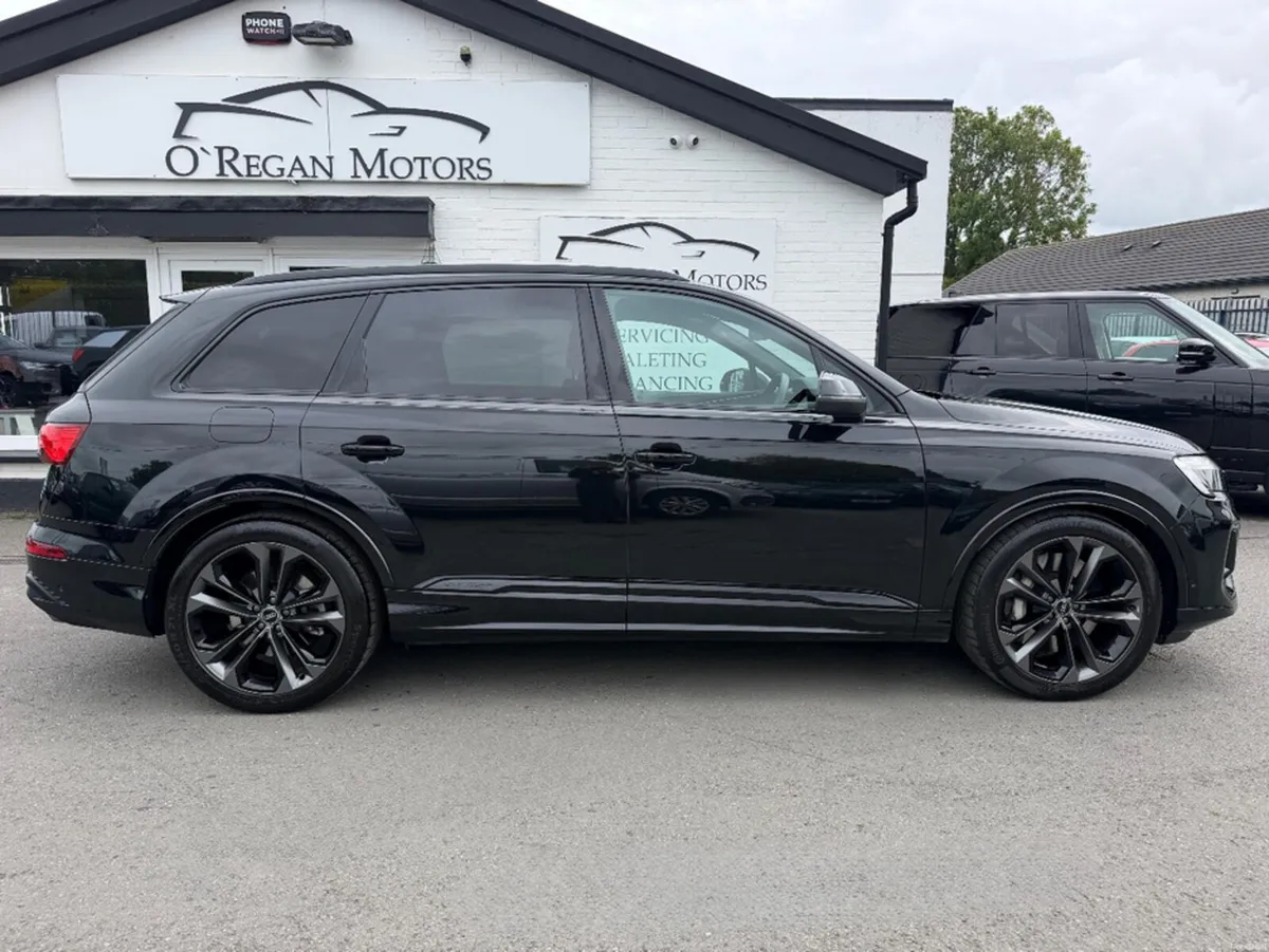 Audi Q7 (242) 55 TFSI-E S-LINE **BLACK EDITION** - Image 2