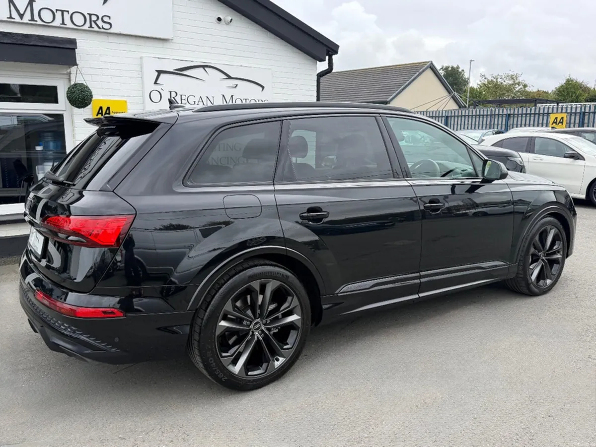 Audi Q7 (242) 55 TFSI-E S-LINE **BLACK EDITION** - Image 3