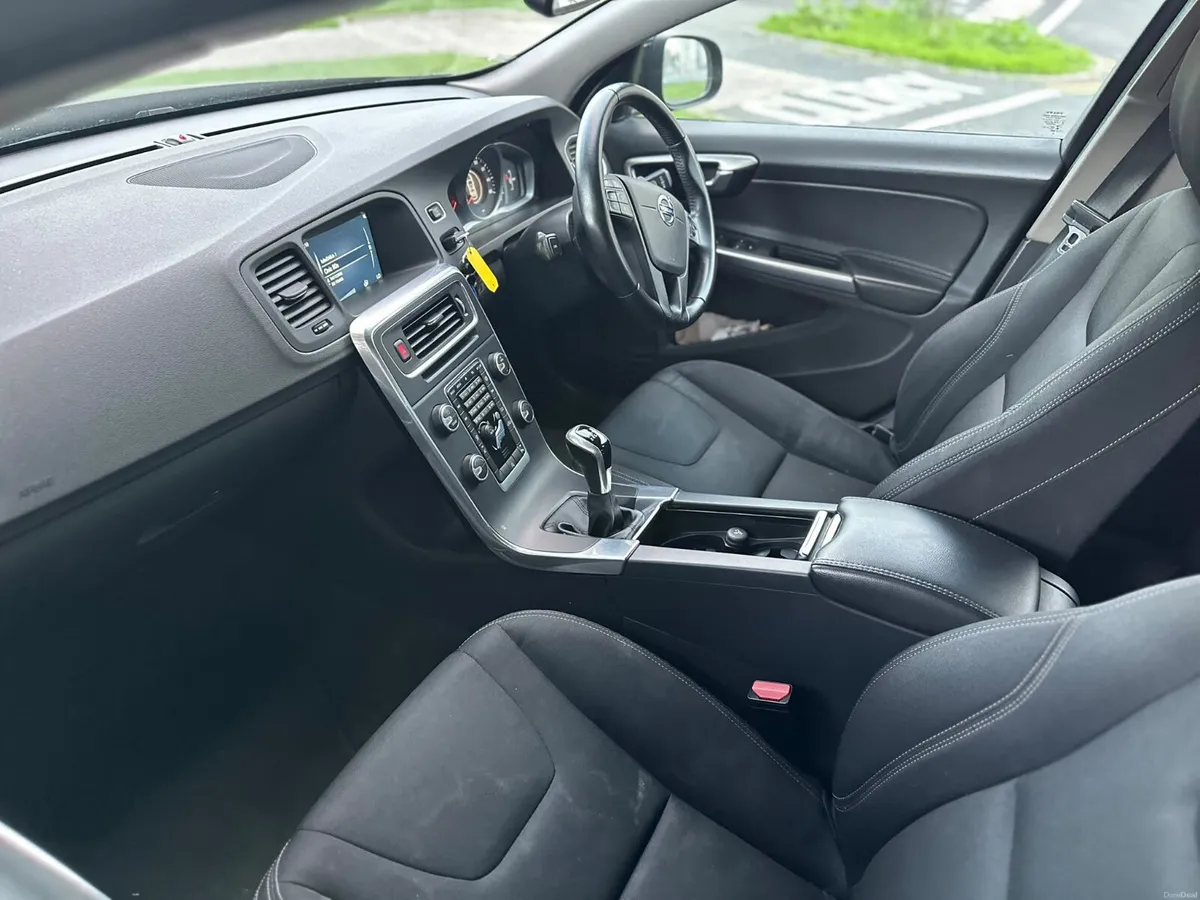 Volvo V60 2017 estate - Image 5
