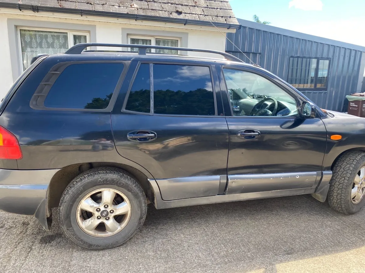 Hyundai Santa Fe Jeep 2005 - Image 1