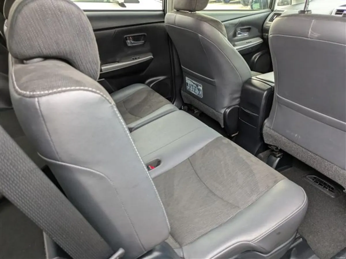 Toyota Prius Alpha - Image 5