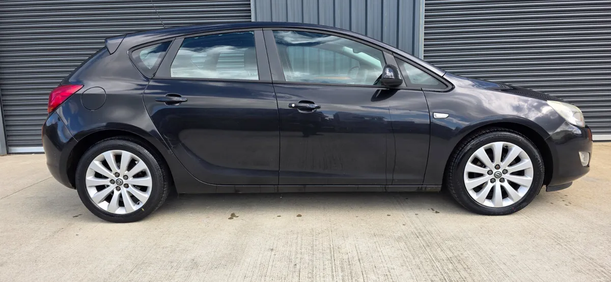 Opel Astra 2011 - Image 1
