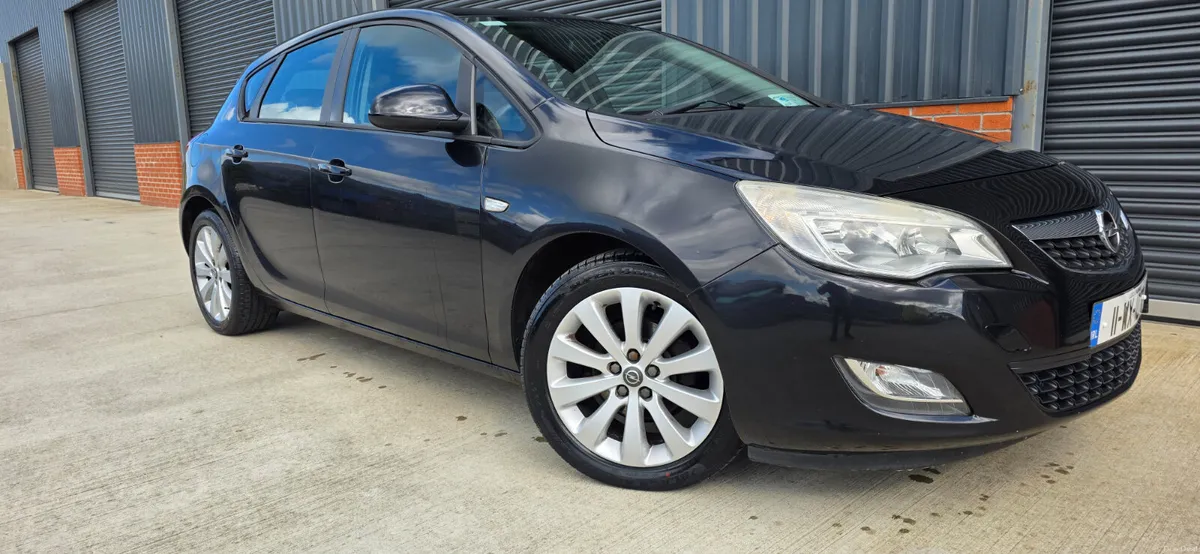 Opel Astra 2011 - Image 2