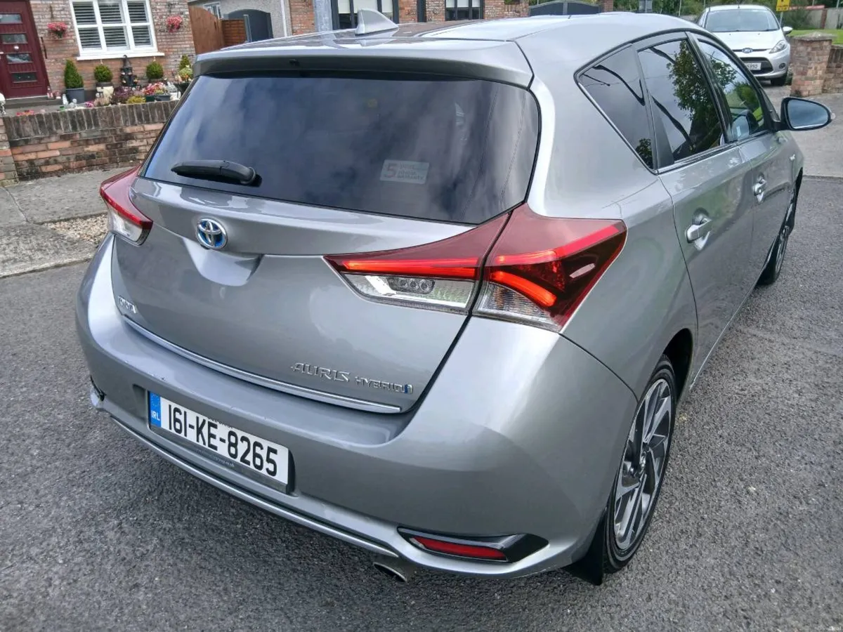 TOYOTA AURIS HYBRID AUTOMATIC SPOTLESS - Image 6