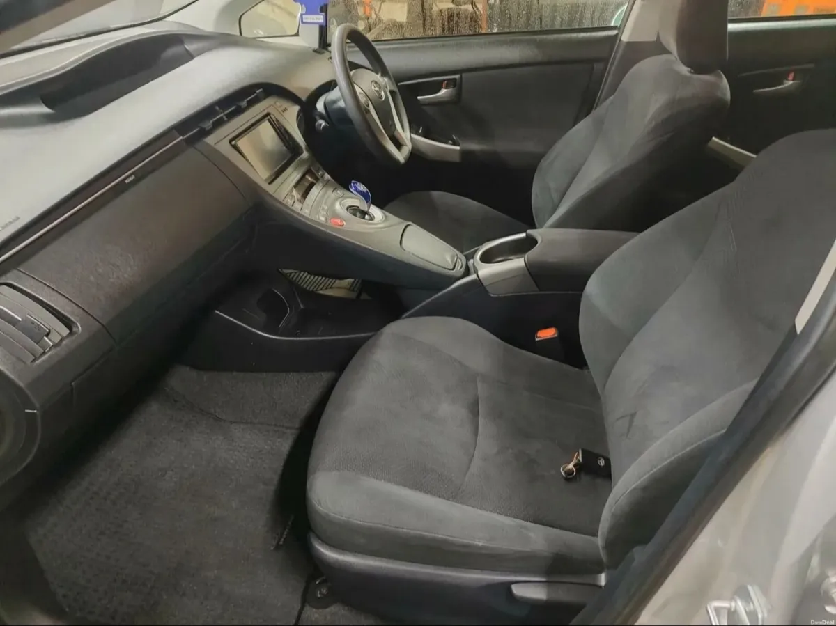 Toyota Prius Hybrid 2015 - Image 2