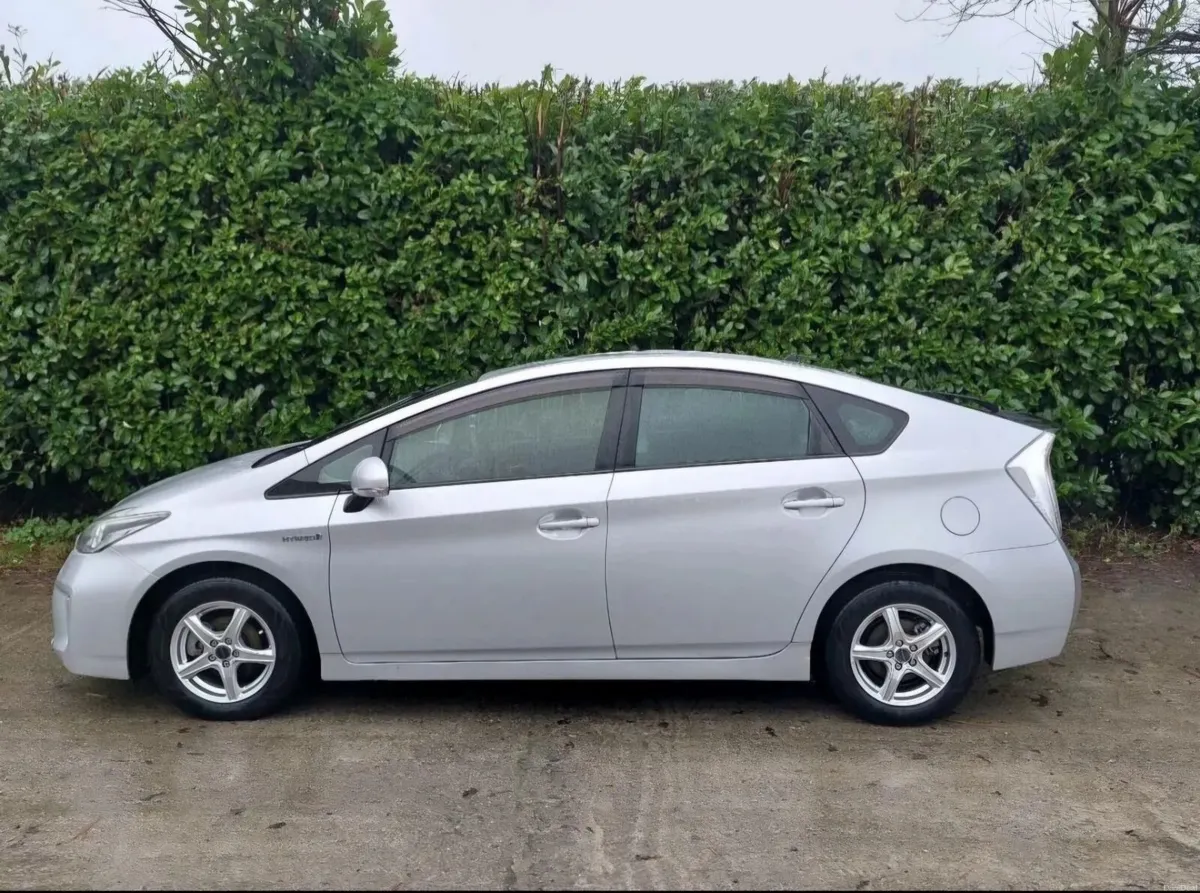 Toyota Prius Hybrid 2015 - Image 3