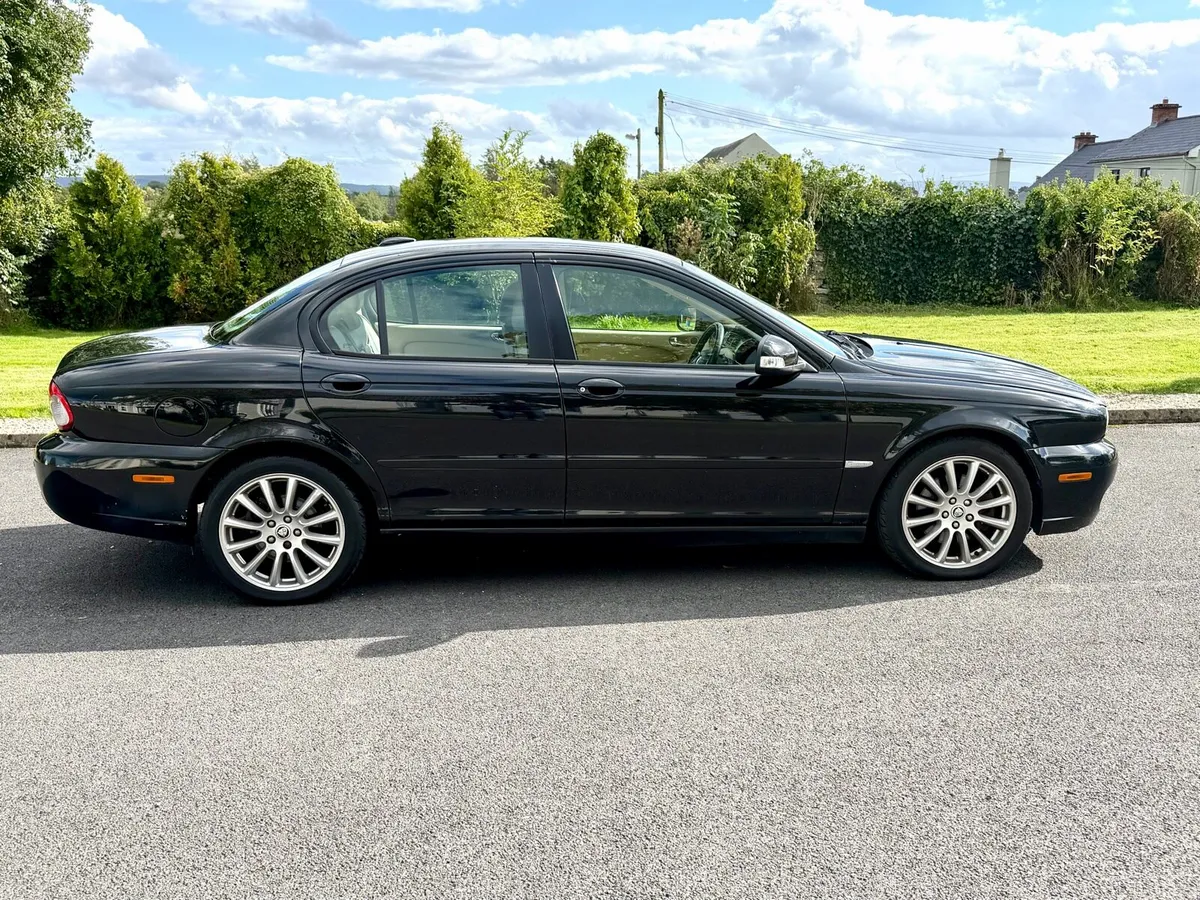 10 Jaguar X-Type 2.2 TD Auto - Image 2