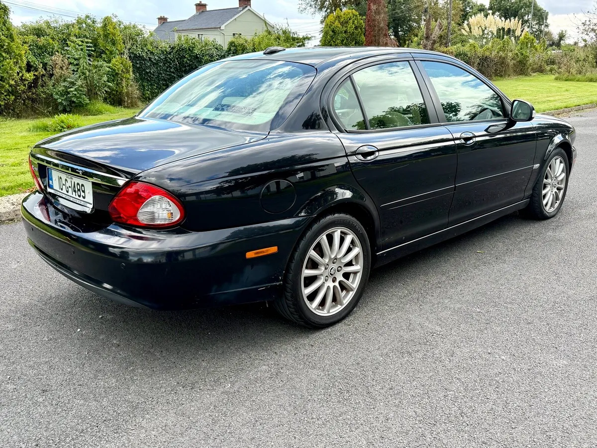 10 Jaguar X-Type 2.2 TD Auto - Image 3