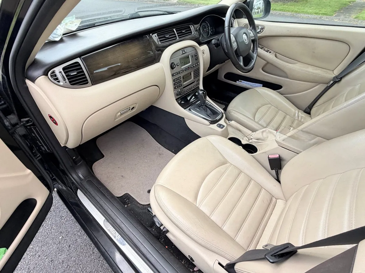 10 Jaguar X-Type 2.2 TD Auto - Image 6