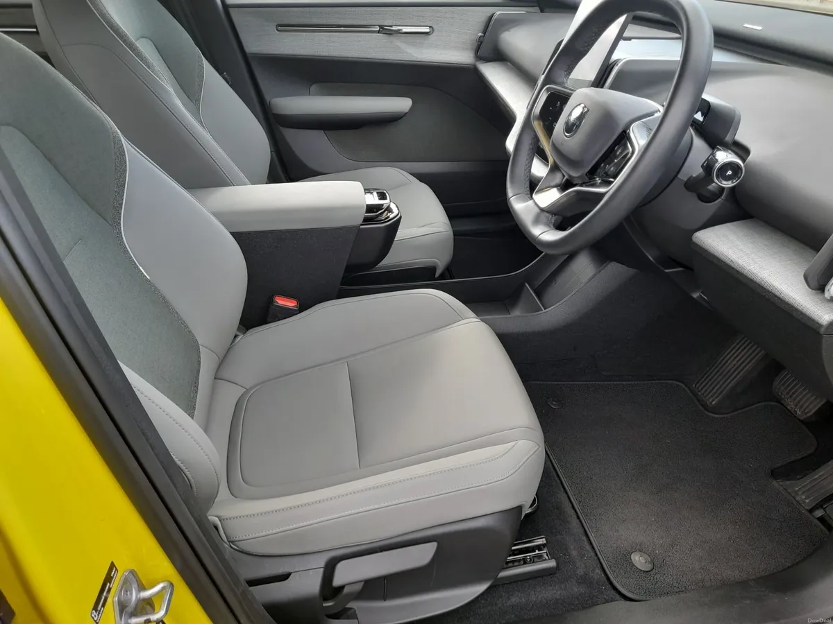 Volvo EX30 Plus Extended Range 2024 - Image 6