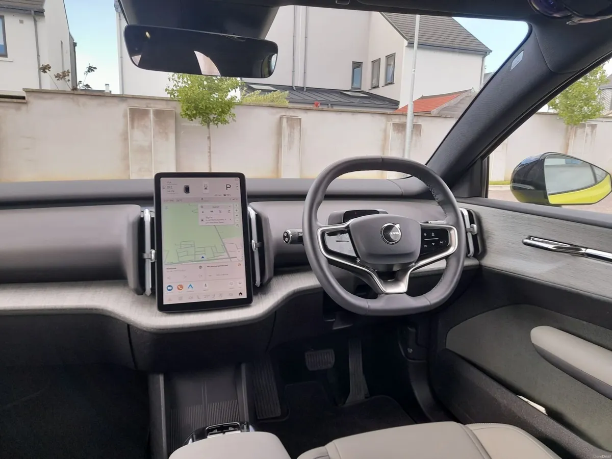Volvo EX30 Plus Extended Range 2024 - Image 4