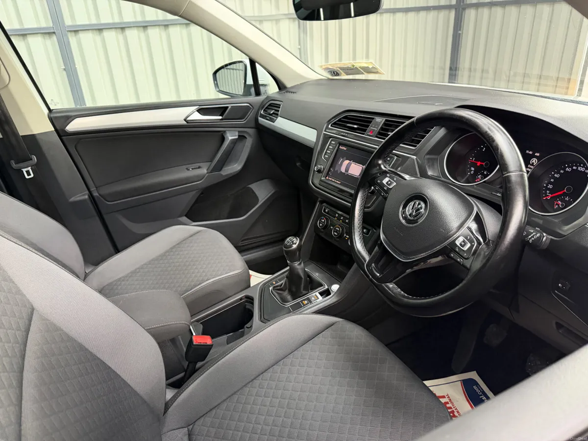 VW Tiguan 2017 Pan Roof Manual - Image 4
