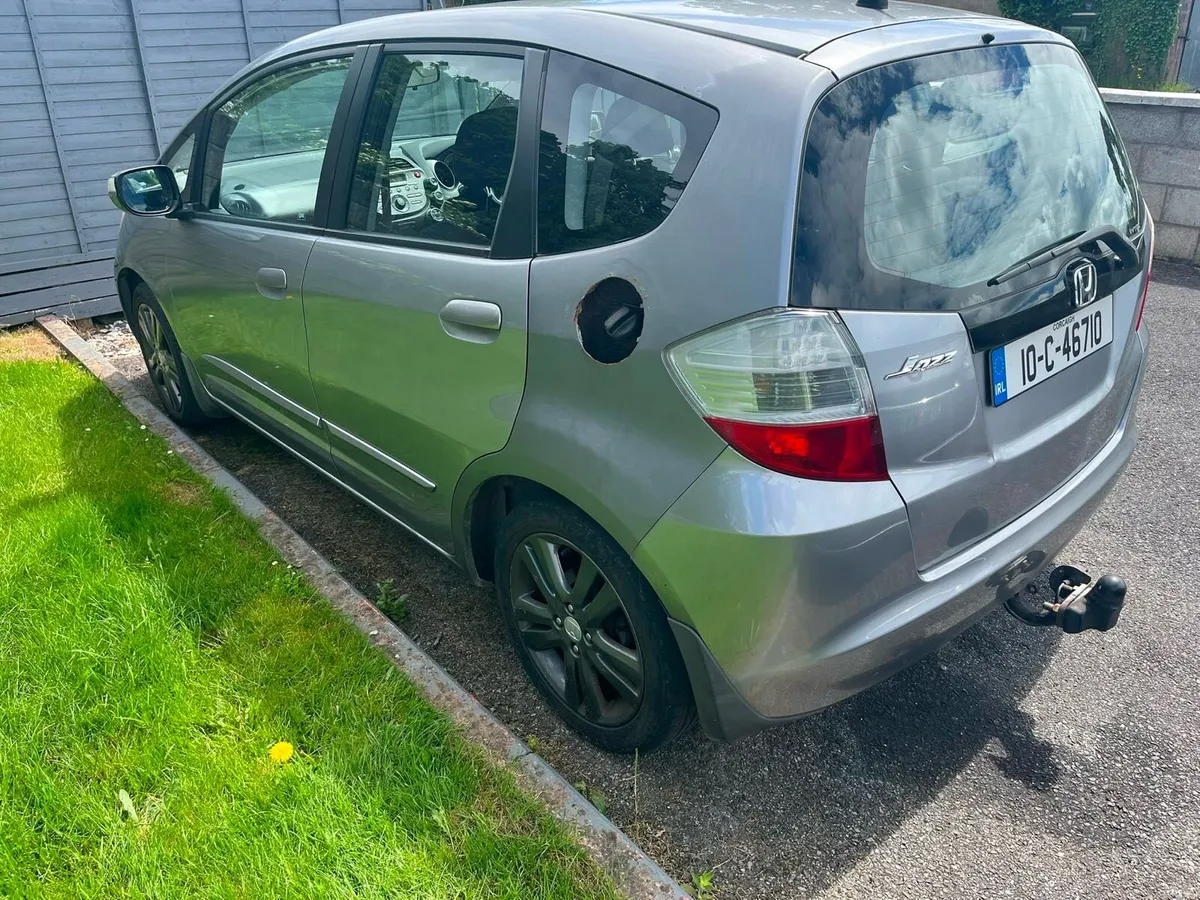 2010 Honda Jazz, 1.4L petrol, 5 speed manual - Image 3