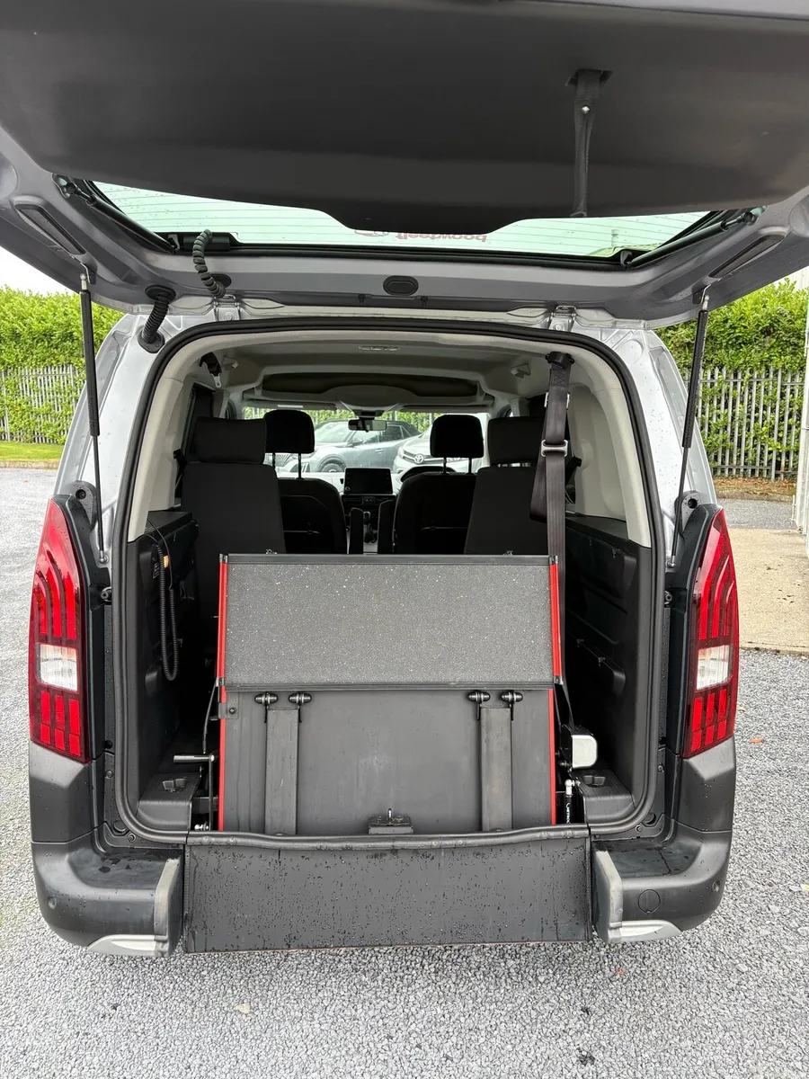 Wheelchair accessible car - Image 3