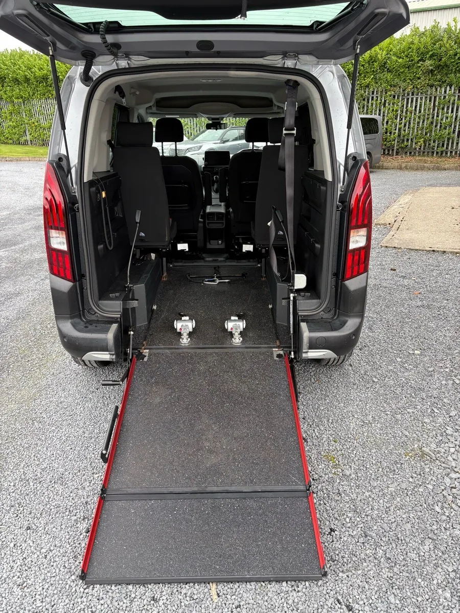 Wheelchair accessible car - Image 4