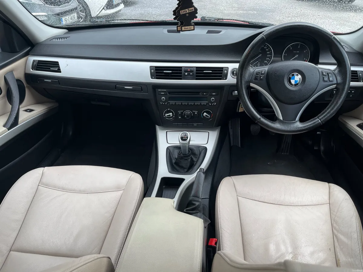 BMW 3-Series 2011 - Image 6