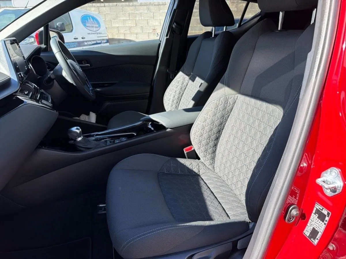 Toyota C-HR HYBRID SPORT // REAR CAMERA // BLUETOO - Image 6