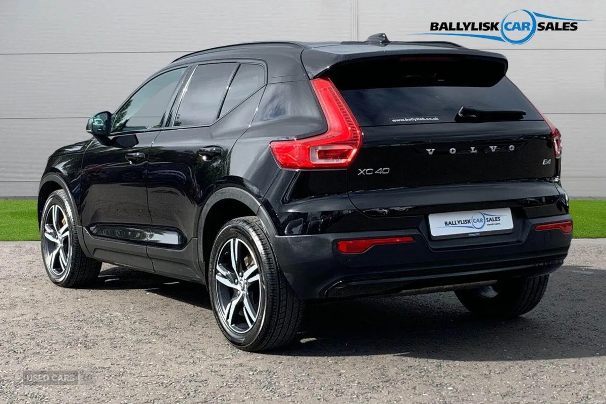 Volvo XC40 2.0 B4 MHEV 197PS R-Design Auto in Blac - Image 2