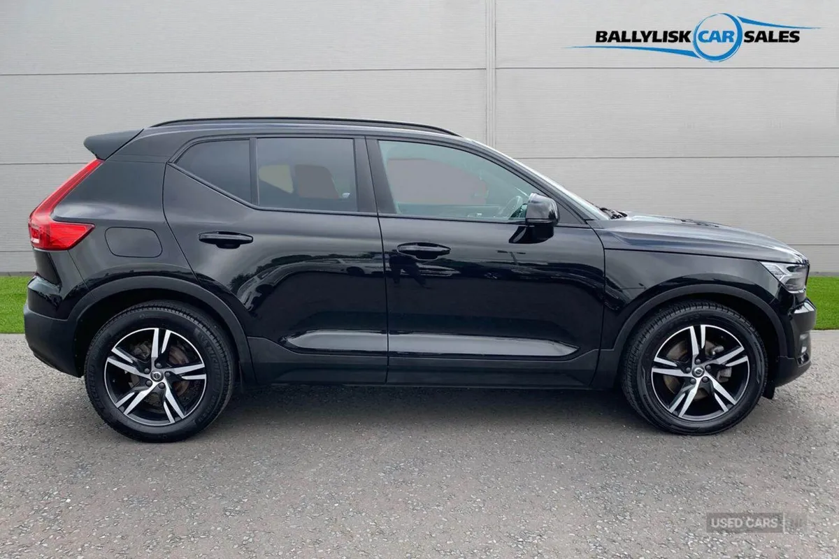 Volvo XC40 2.0 B4 MHEV 197PS R-Design Auto in Blac - Image 3
